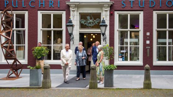 15 juli 2021 - Een bezoek van Prinses Beatrix aan Pulchri Studio aan het Lange Voorhout in Den Haag